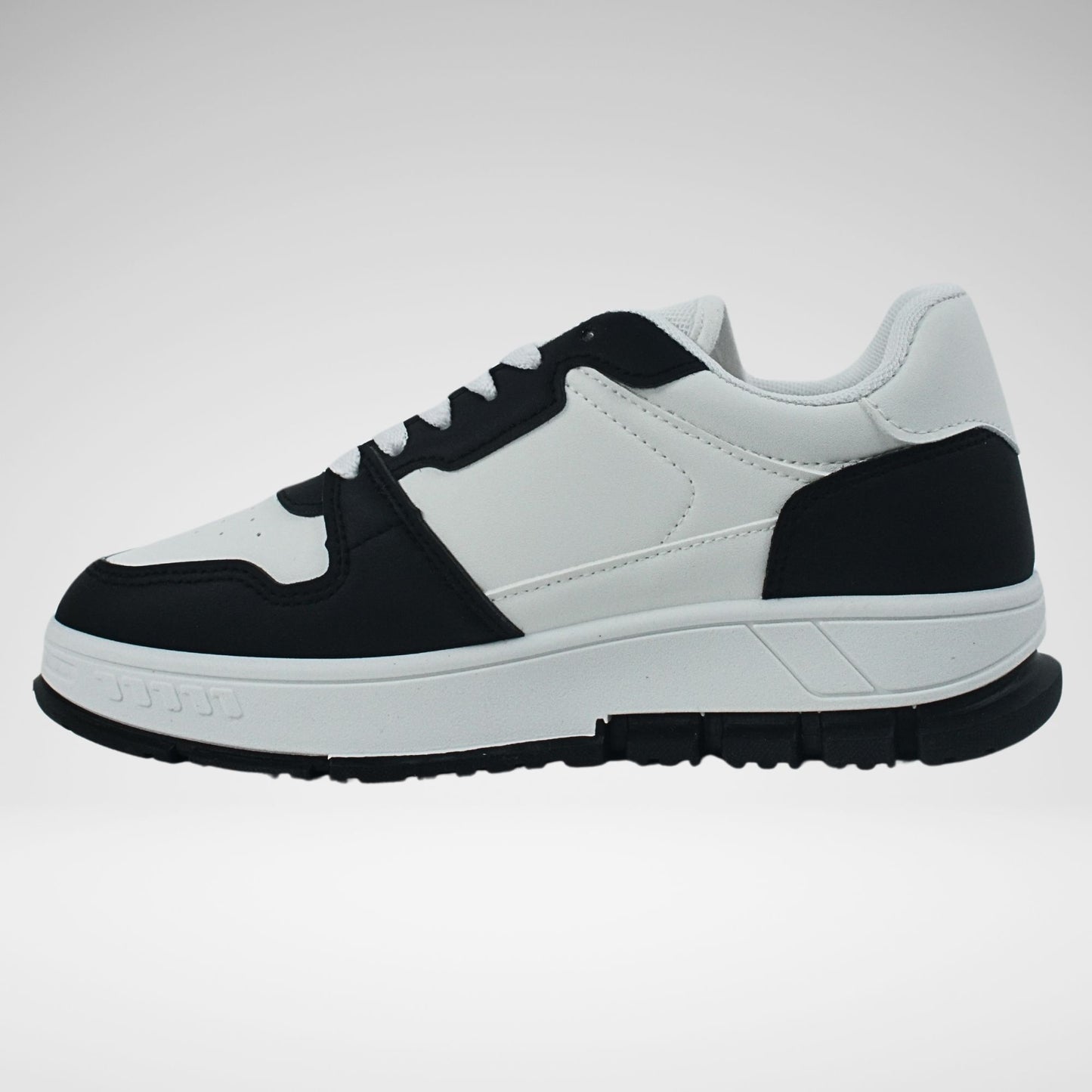 KStar7 Amani Sneaker | Black/White